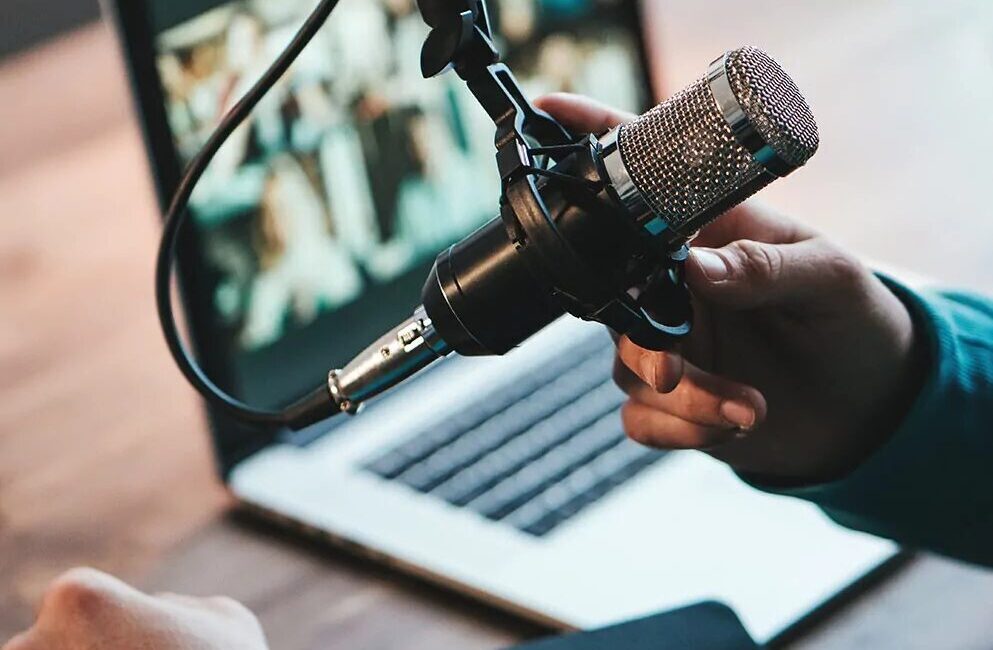 Podcastlerin dinleyiciye kendi yayın akışını oluşturma olanağı sunduğunu belirten İletişim