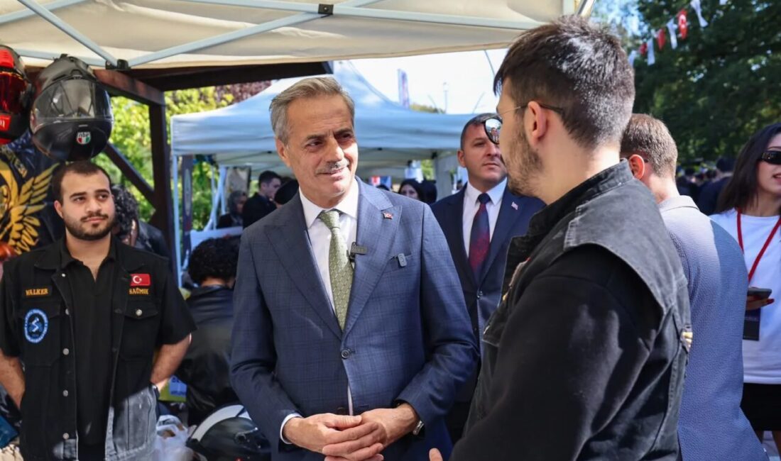 Sakarya Büyükşehir Belediye Başkanı Yusuf Alemdar, üniversite öğrencileriyle buluşarak tramvay
