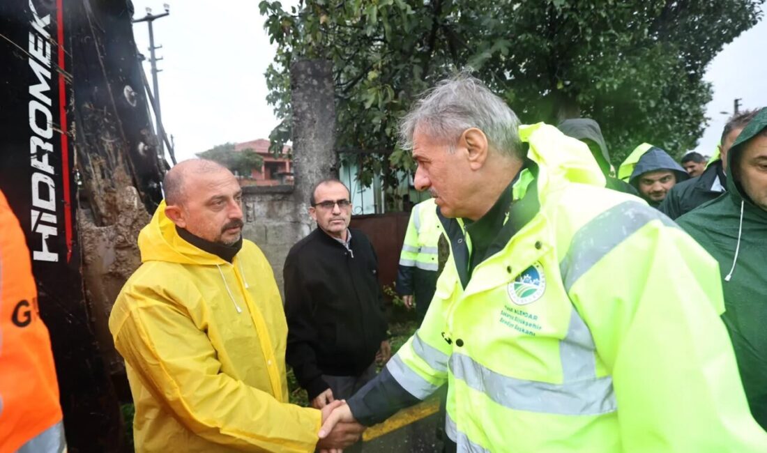 Sakarya Büyükşehir Belediye Başkanı Yusuf Alemdar, sağanak yağış nedeniyle oluşan