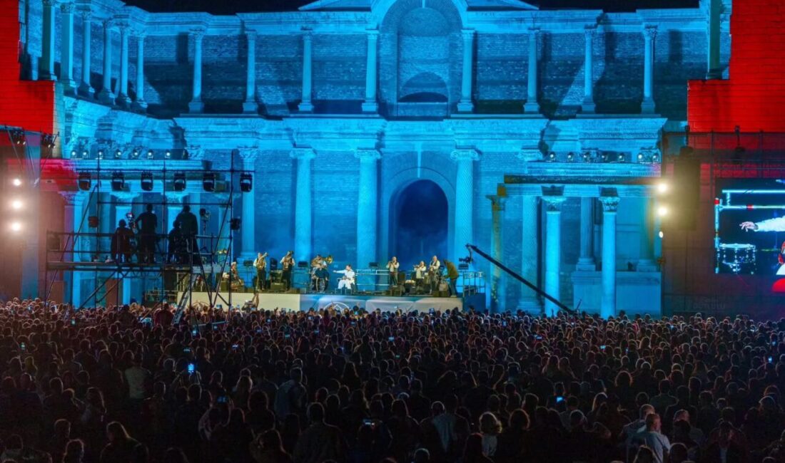 Manisa Büyükşehir Belediyesi tarafından Sardes Antik Kenti’nde düzenlenen konserde dünyaca