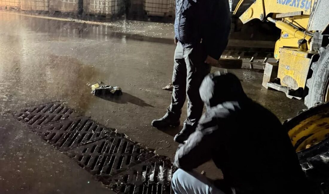 Kocaeli Sekapark’ta yağışın ardından kanal ve denizde görülen köpüklenmenin, metro