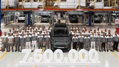 Tofaş, Bursa Fabrikası'nda 7,5 milyonuncu aracı olan Fiat Ulysse'yi üreterek