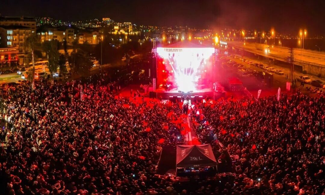 Trabzon Büyükşehir Belediyesi’nin düzenlediği Gastronomi Festivali’nde sahne alan Tuğçe Kandemir,