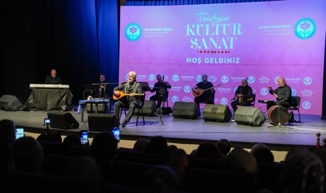 Trabzon Büyükşehir Belediyesi’nin düzenlediği konserde Esat Kabaklı, sevilen türküleriyle Trabzonlularla