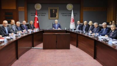 Ticaret Bakanı Prof. Dr. Ömer Bolat, otomotiv sektörünün temsilcileriyle bir