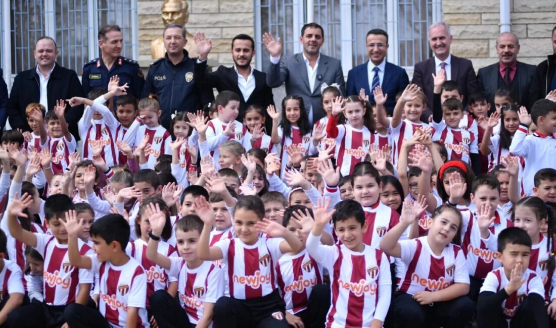 İnegölspor’un başlattığı “Bir Çocuğun Mutluluğu Dünyaya Bedel” kampanyası kapsamında Yeniceköy