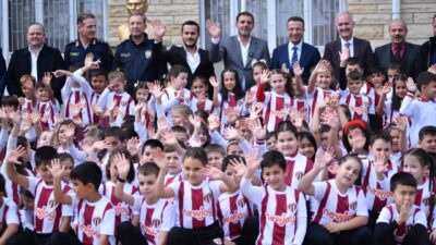 İnegölspor’un başlattığı “Bir Çocuğun Mutluluğu Dünyaya Bedel” kampanyası kapsamında Yeniceköy